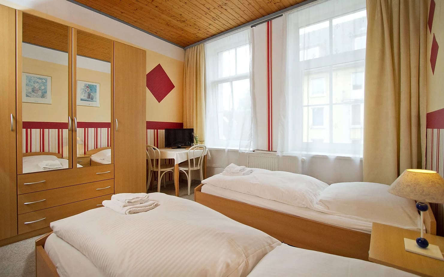 Ein weiteres unserer bequemen Doppelzimmer / Another one of our comfortable double rooms
