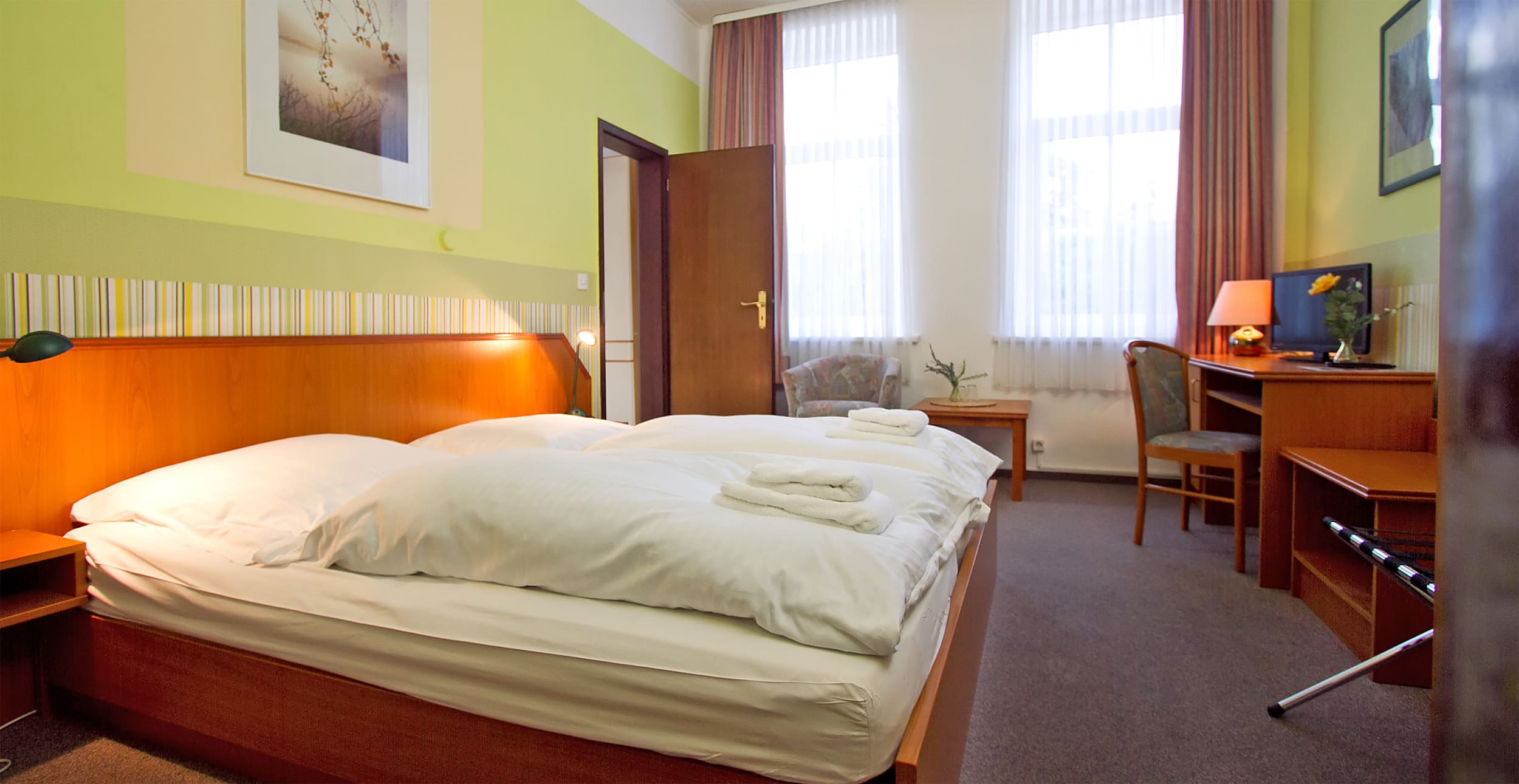 Einer unserer bequemen Doppelzimmer / One of our comfortable double rooms
