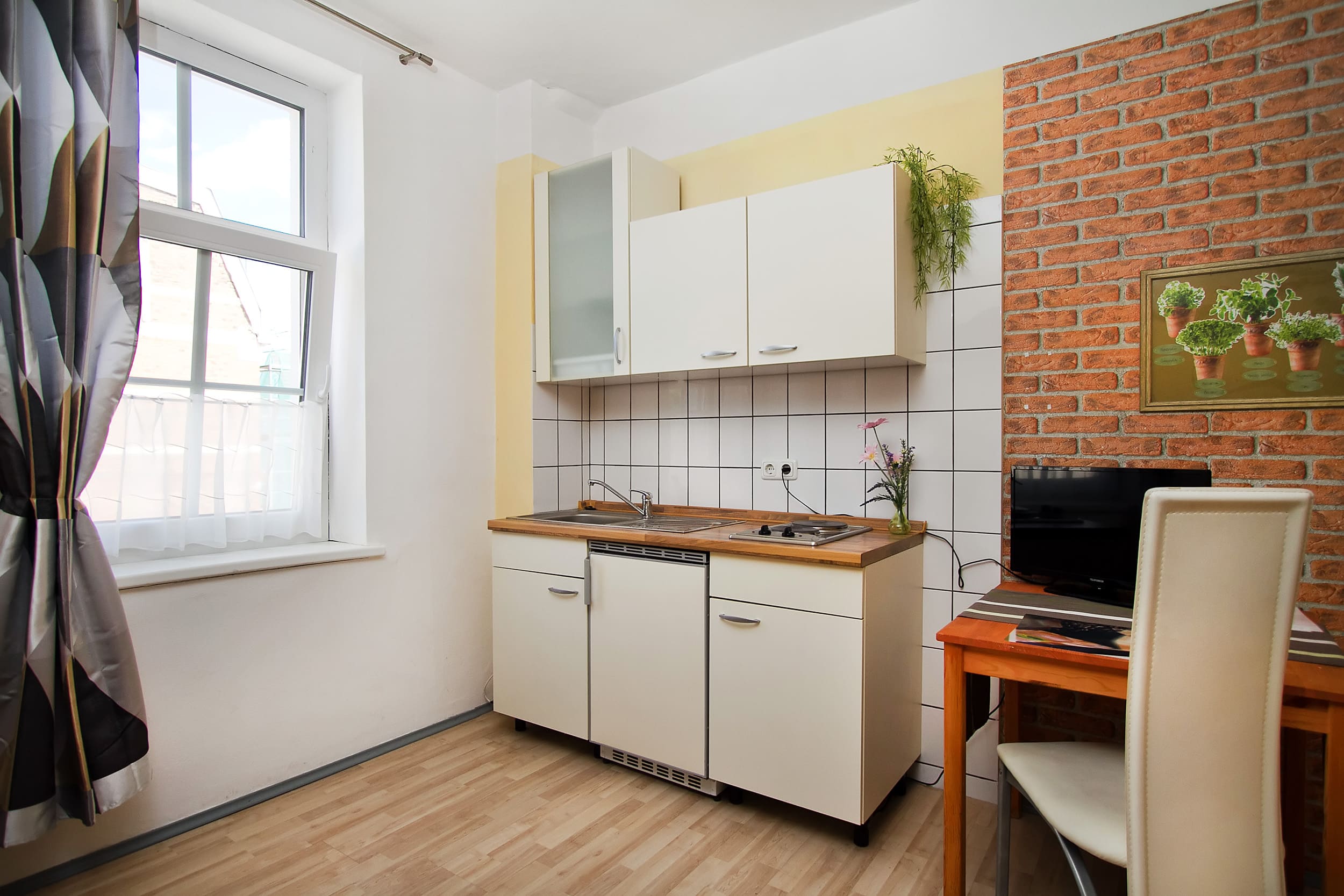 Die Küche einer unserer Einzelzimmer / The kitchen of one of our single rooms