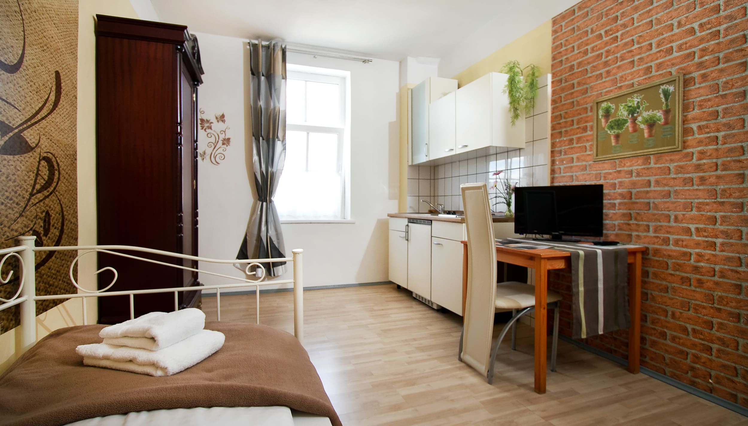 Noch ein weiteres bequemes Zimmer / Another comfortable room