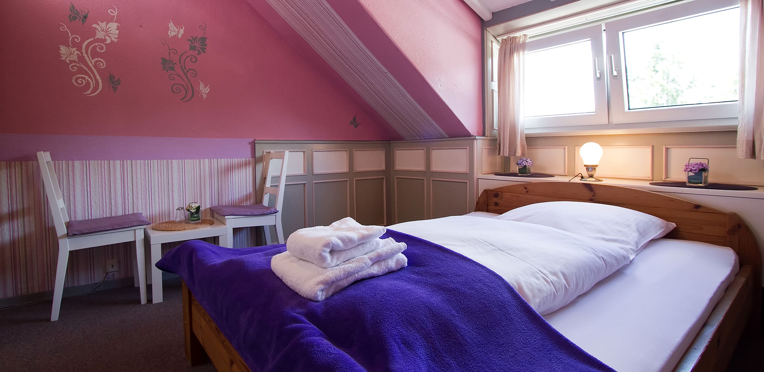 Ein weiteres unserer bequemen Einzelzimmer / Another one of our comfortable single rooms
