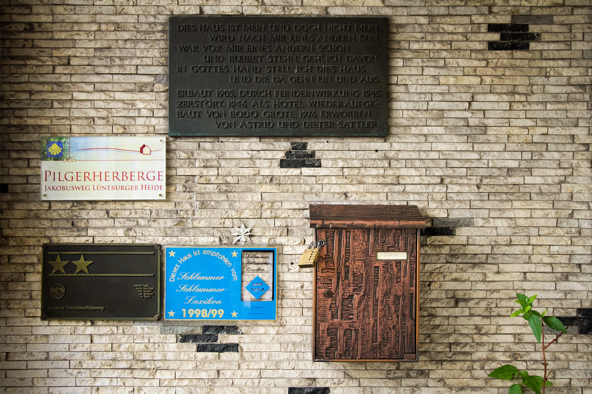 Unser Hotel-Eingang - wussten Sie, dass dieses Gebäude vor dem ersten Weltkrieg gebaut wurde
                    und kürzlich erst renoviert wurde? / Our hotel entrance - did you know that this building was built before the first world war and has just been renovated?