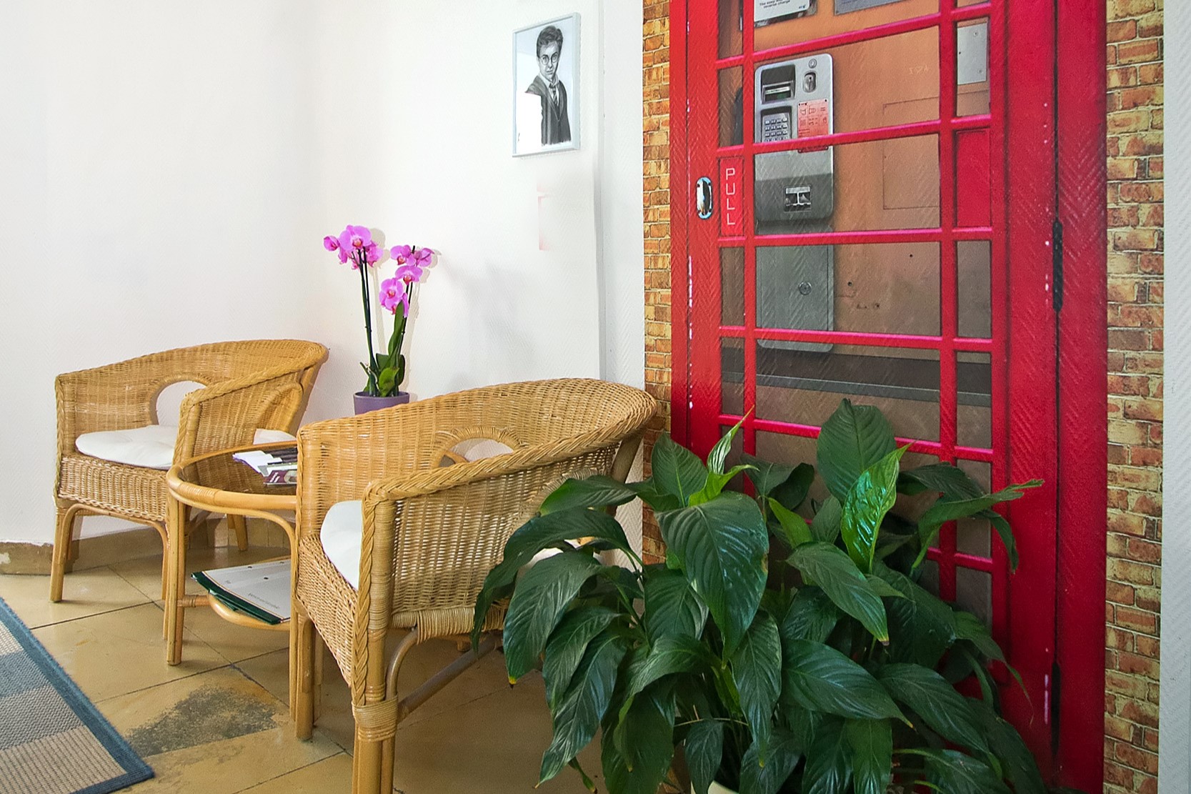 Ruhen Sie sich aus auf unseren bequemen Bambus-Sessel in der Lobby / Relax in our comfortable bamboo chairs in the lobby