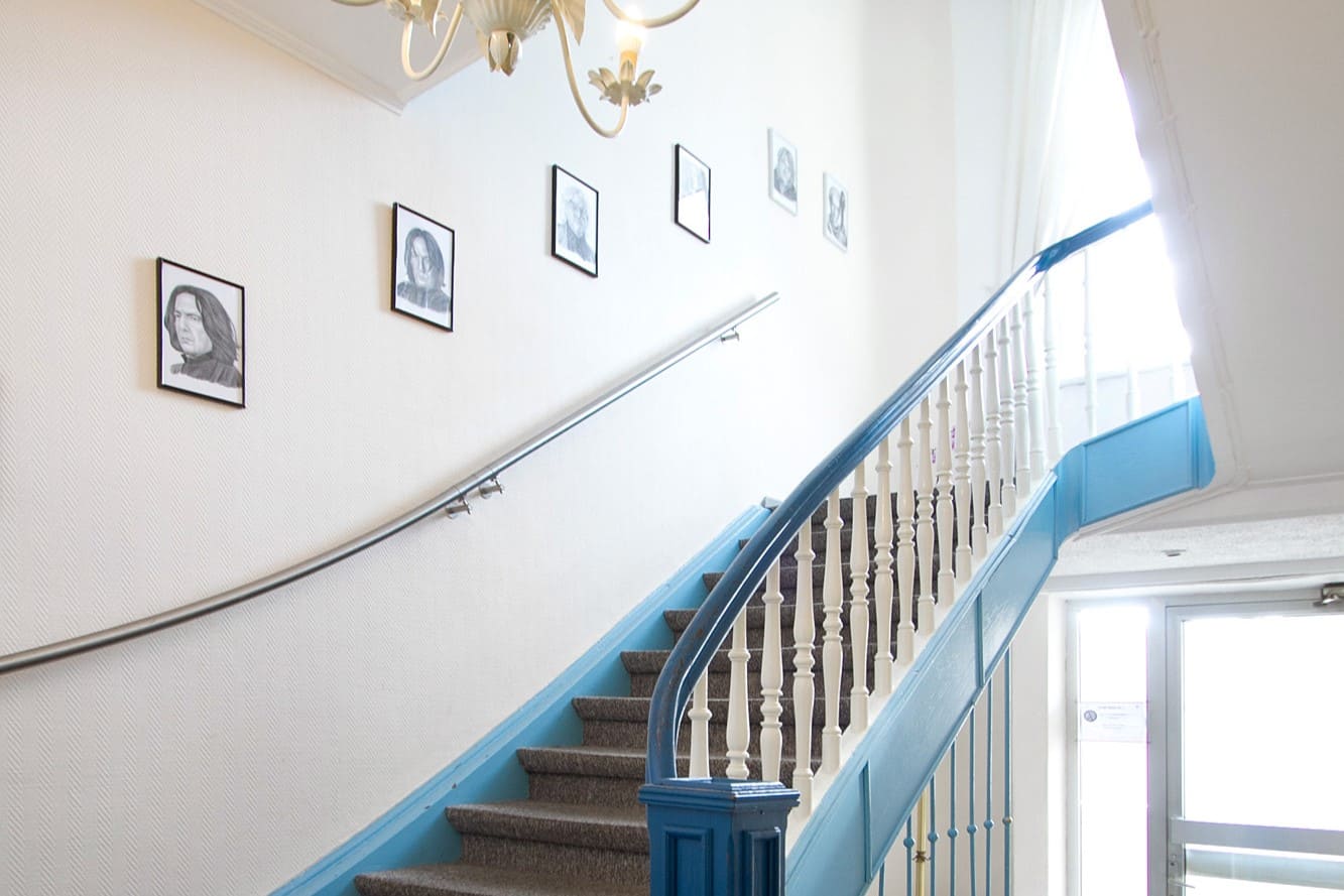 Unser Treppenhaus gleicht einem Galeriegang in die magische Welt von Harry Potter / Our staircase resembles a gallery corridor 
                    into the magical world of Harry Potter